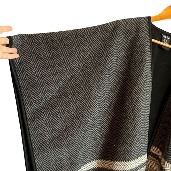 Nicole Miller fleece poncho. One size - Picture 8 of 8